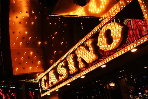 Pretty Gaming live blackjack table with dealer and multi-camera feed on asiktoto slot